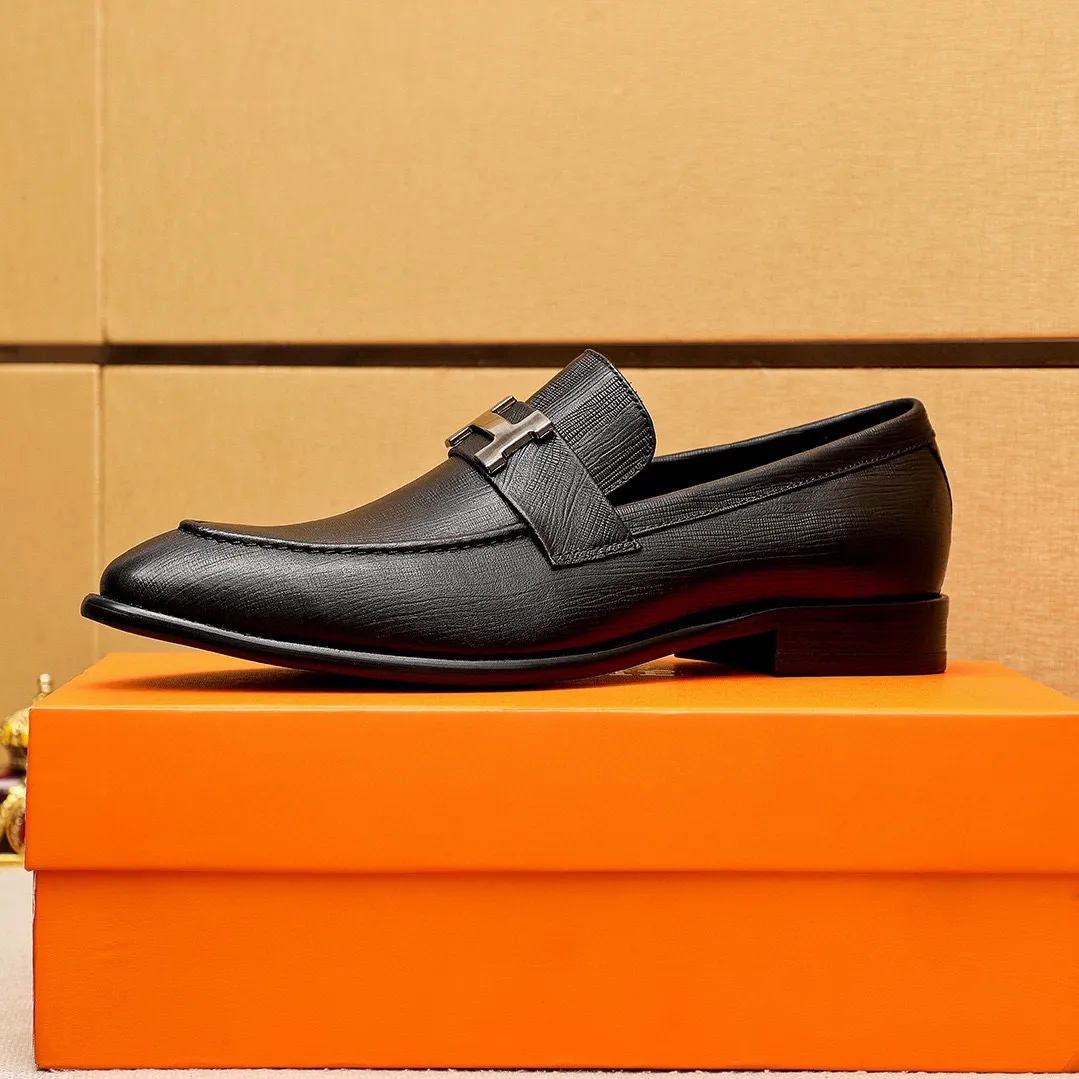 Men's shoes 💰480 💐 Product trademark: HERMES "Hermès" casual leather shoes Regular size: 39-44 (38.45.46🉑️Customized) Product materials: Selected imported first-layer calfskin embossed upper + classic hardware buckle, imported water-dyed cowhide lining. Strong three-dimensional visual effect, combined outsole Color: 1⃣️color optional